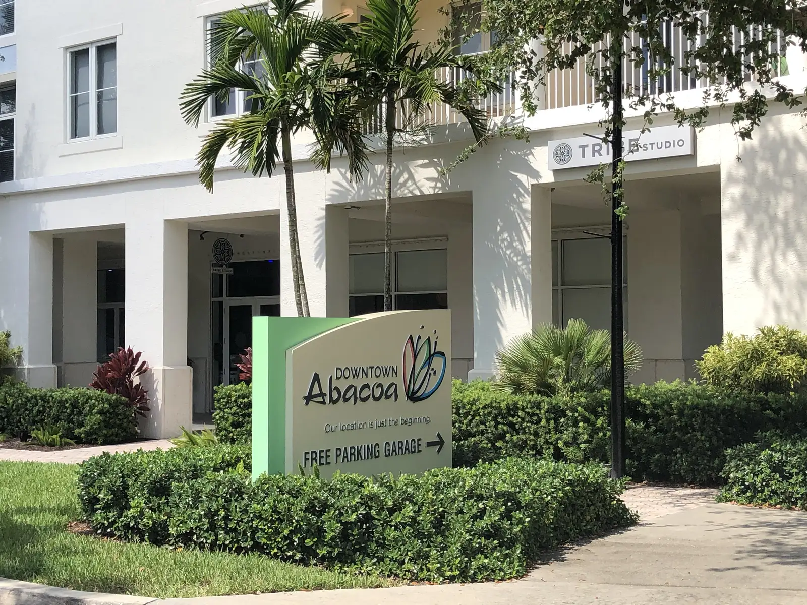 The Downtown Abacoa sign pointing to the free parking garage at Abacoa Town Center in Jupiter.